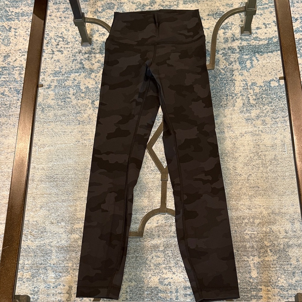 Like new Lululemon camo leggings size 2